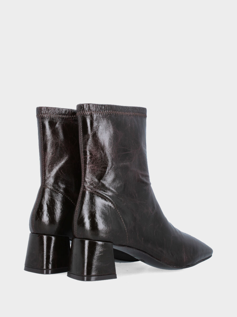 Bottine en vernis élastique craquelé marron avec talon bloc