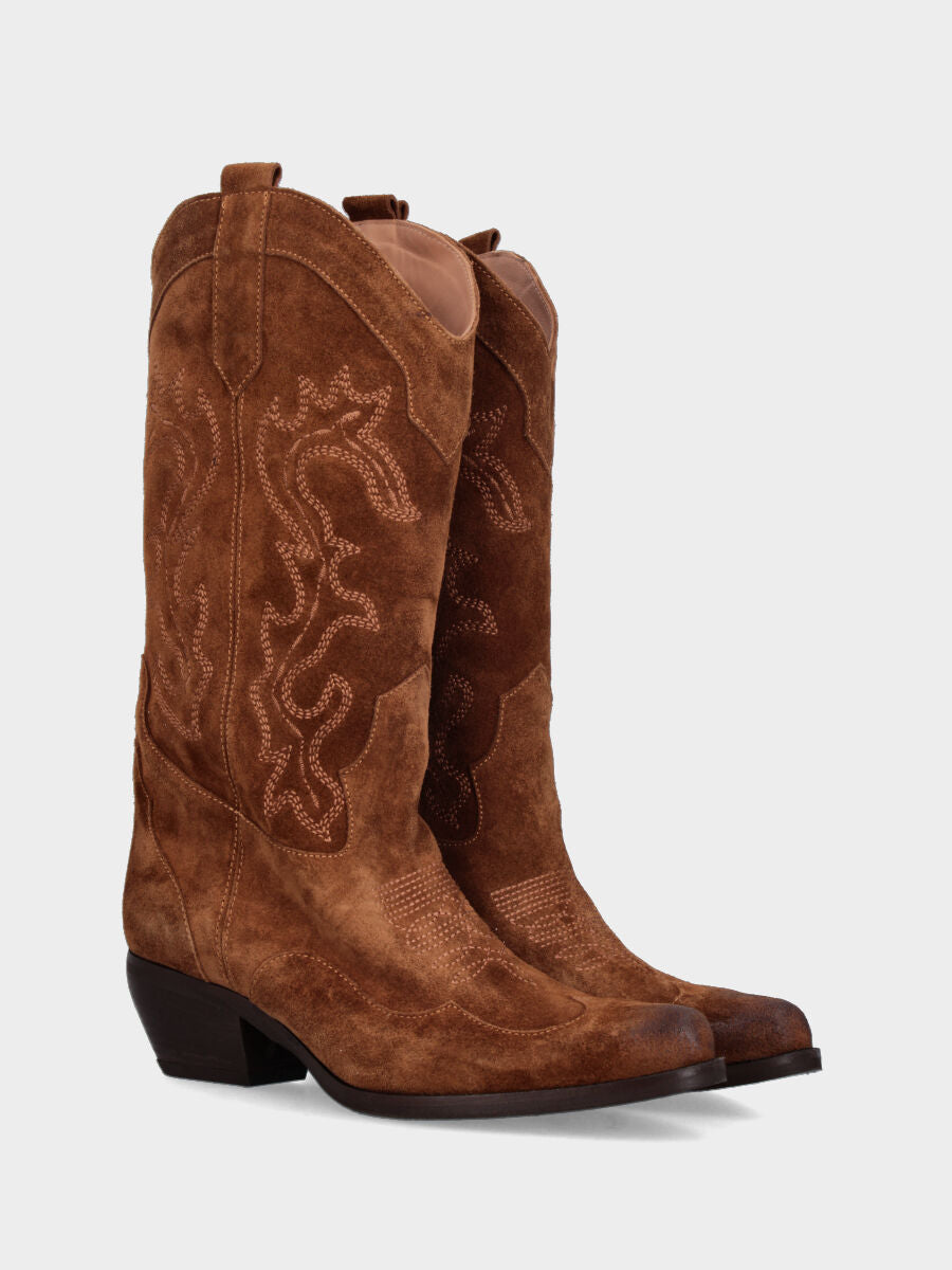 Camperos in velour marrone con ricami sul gambale e tacco medio