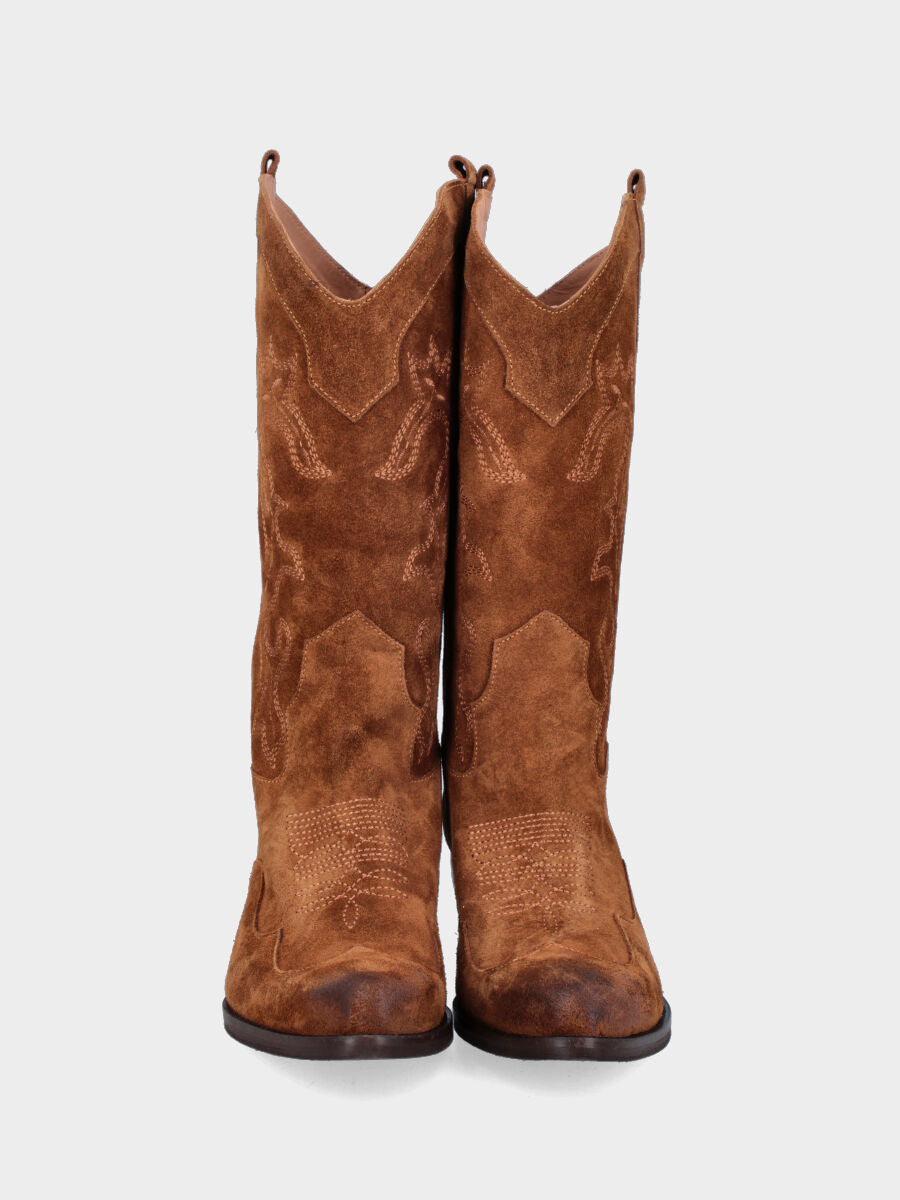 Camperos in velour marrone con ricami sul gambale e tacco medio