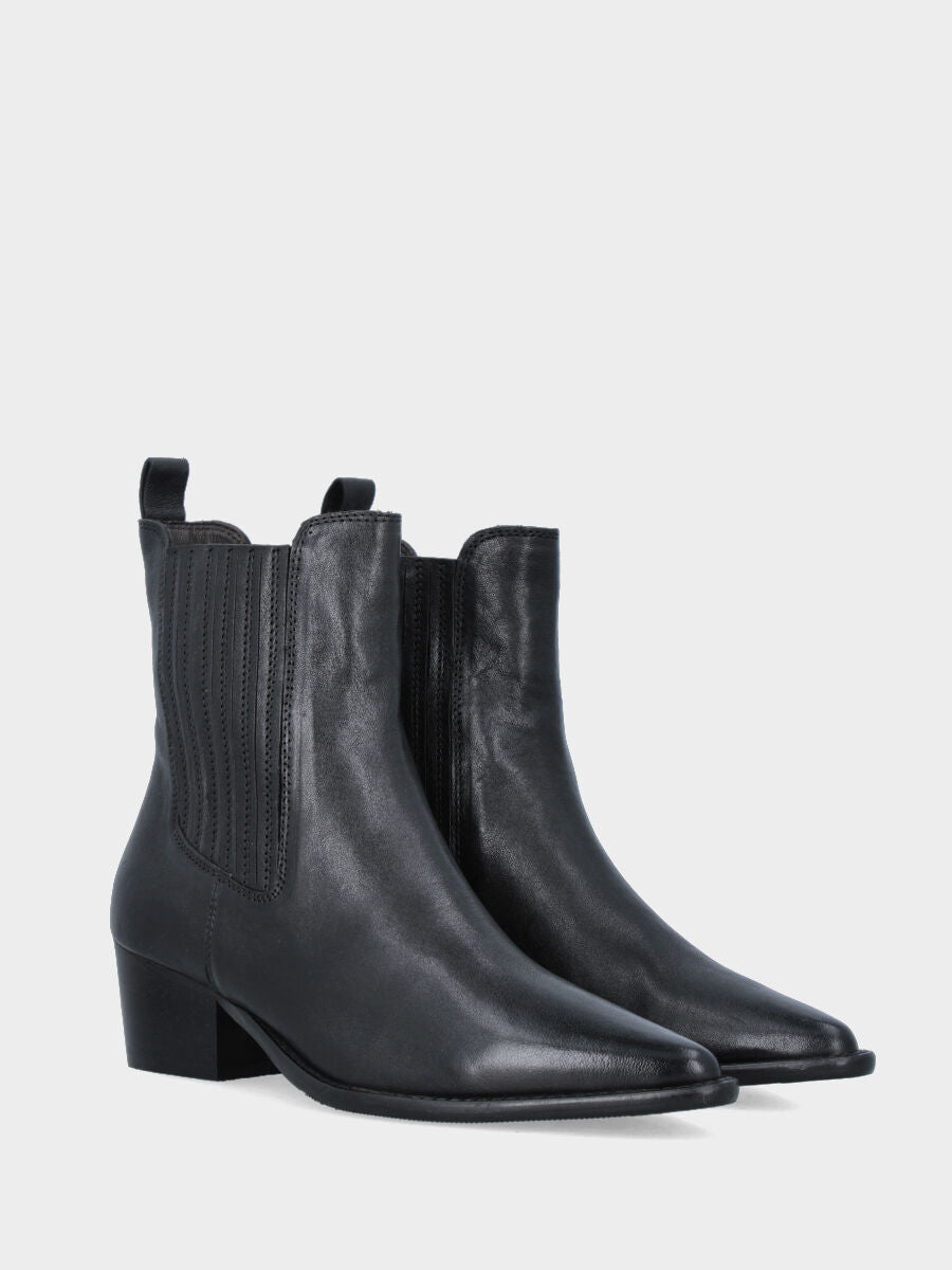 Sandalo monoblocco in vitello rosso con fascia ripiegata