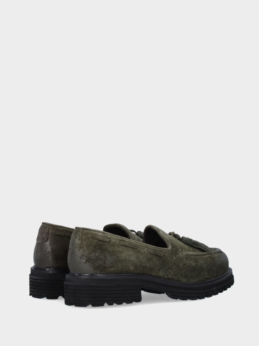Mocassino in velour verde con nappine e guardolo rotellato