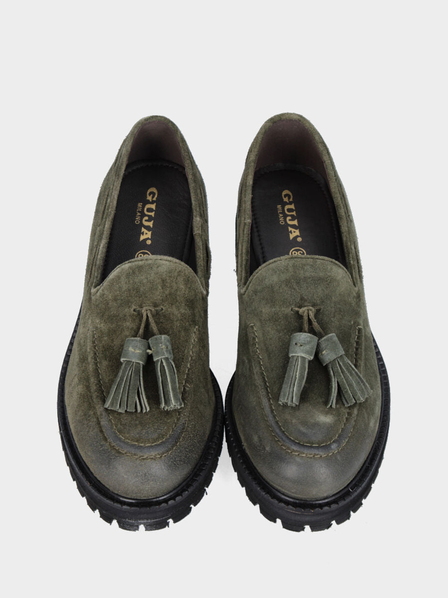 Mocassino in velour verde con nappine e guardolo rotellato