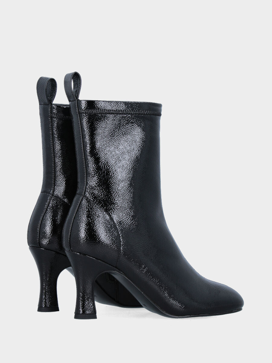 Stivaletto elasticizzato in naplak nero con punta quadrata asimmetrica
