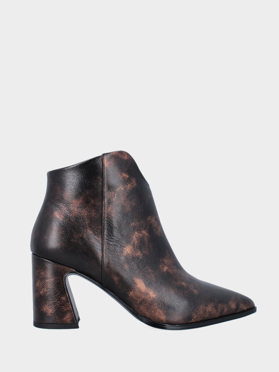 Tronchetto in vitello bronzo con scollo ondulato e tacco a coda