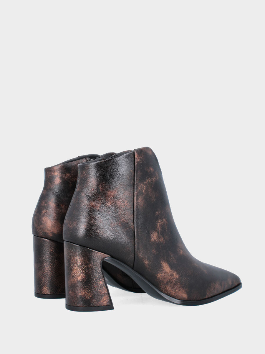 Tronchetto in vitello bronzo con scollo ondulato e tacco a coda