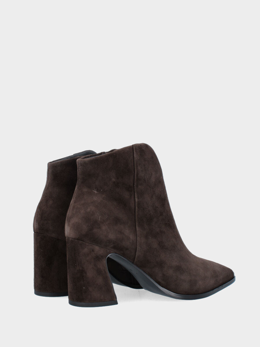 Tronchetto in camoscio testa di moro con scollo ondulato e tacco a coda