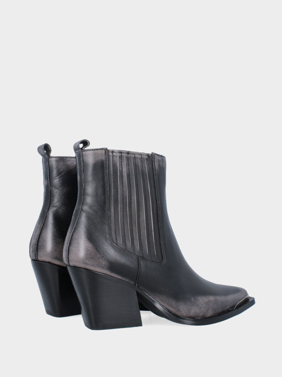 Camperos in vitello nero invecchiato con tacco largo e puntalino metallico