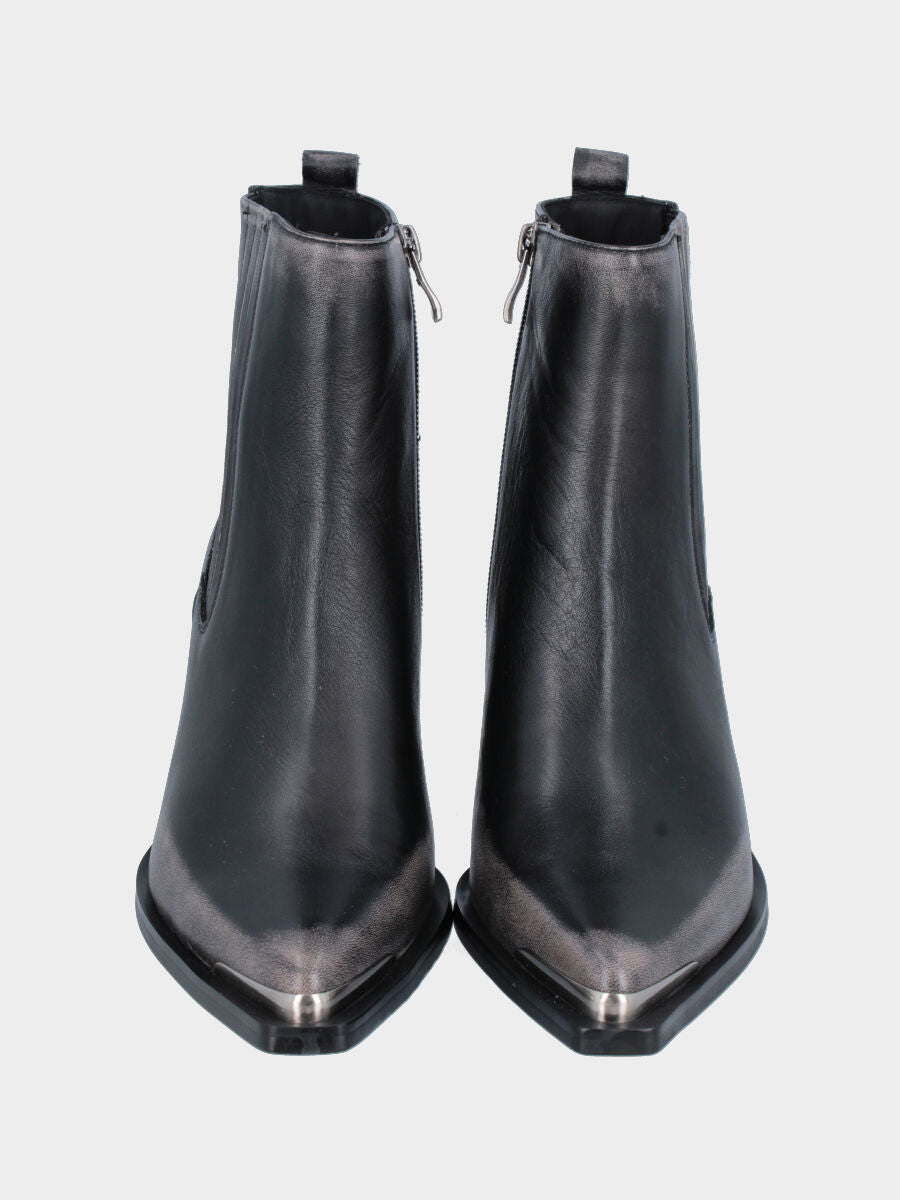 Camperos in vitello nero invecchiato con tacco largo e puntalino metallico