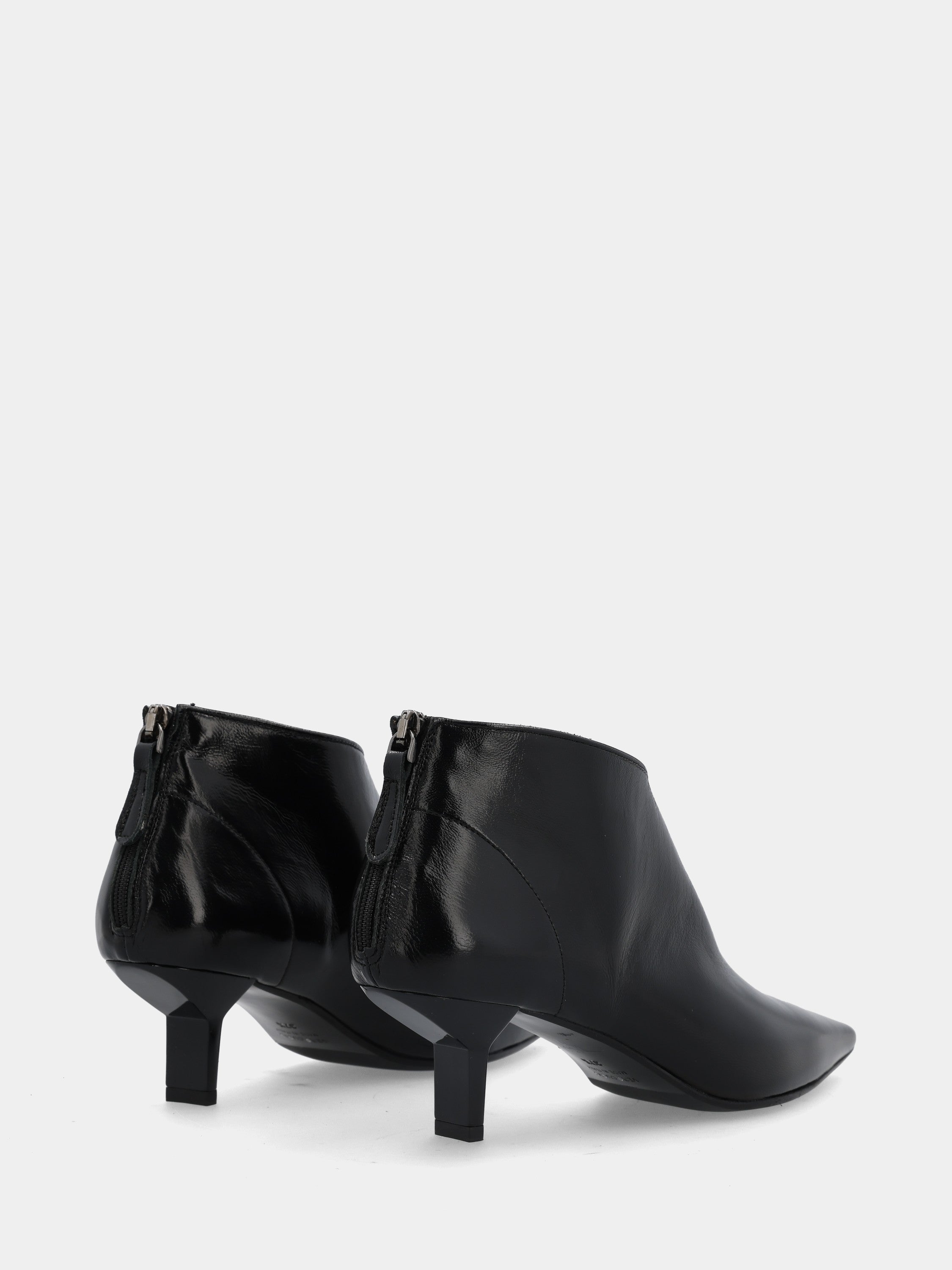 Sandalo monoblocco in vitello rosso con fascia ripiegata