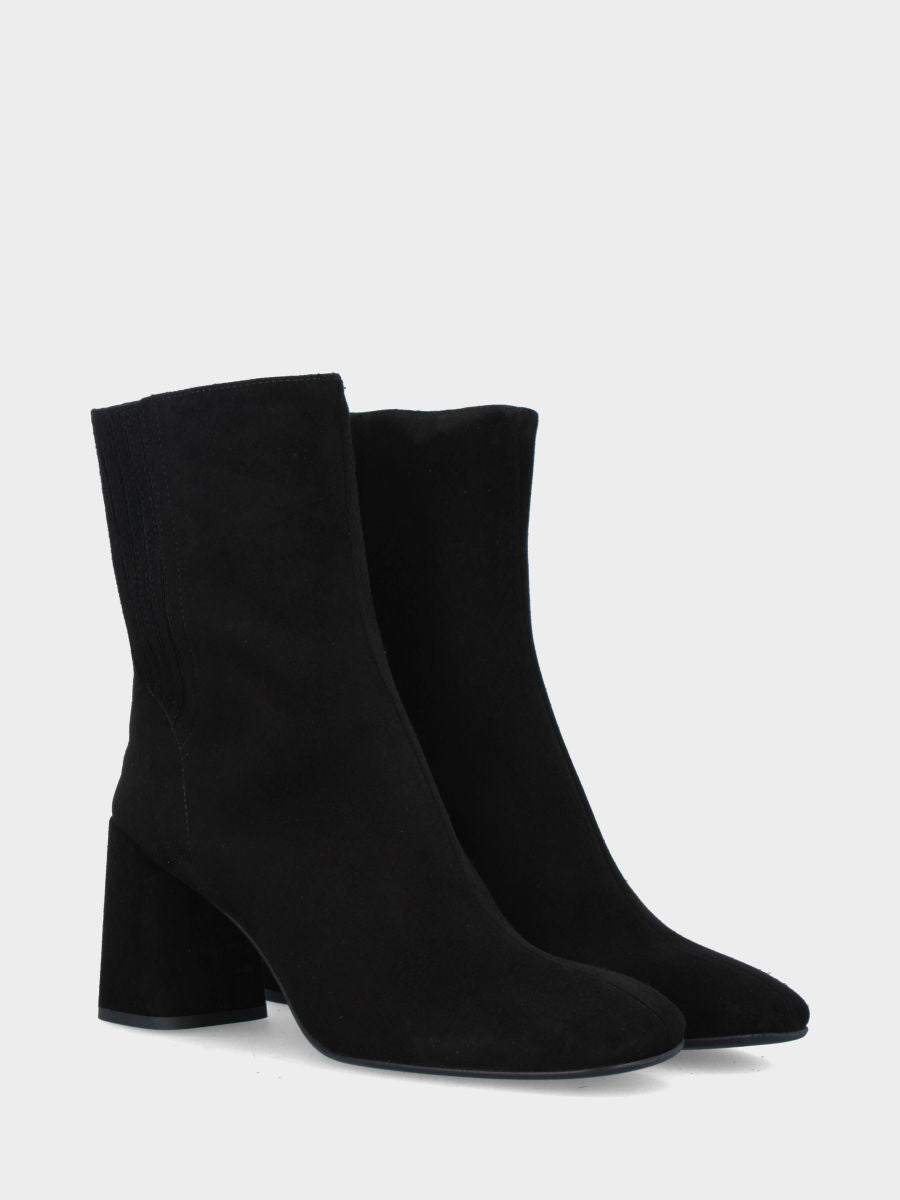 Stivaletto in camoscio nero con punta quadrata stondata e cucitura centrale