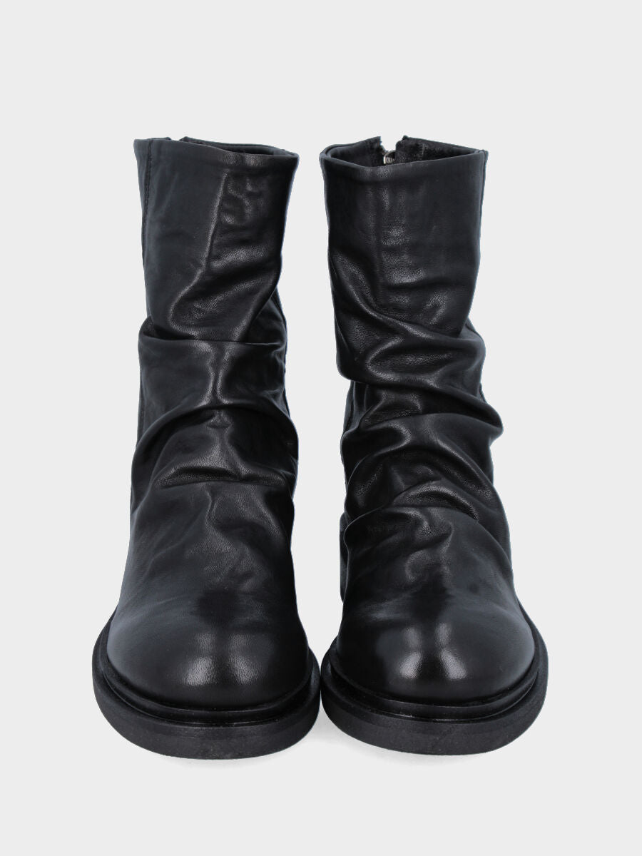 Stivaletto in vitello nero con gambaletto goffrato