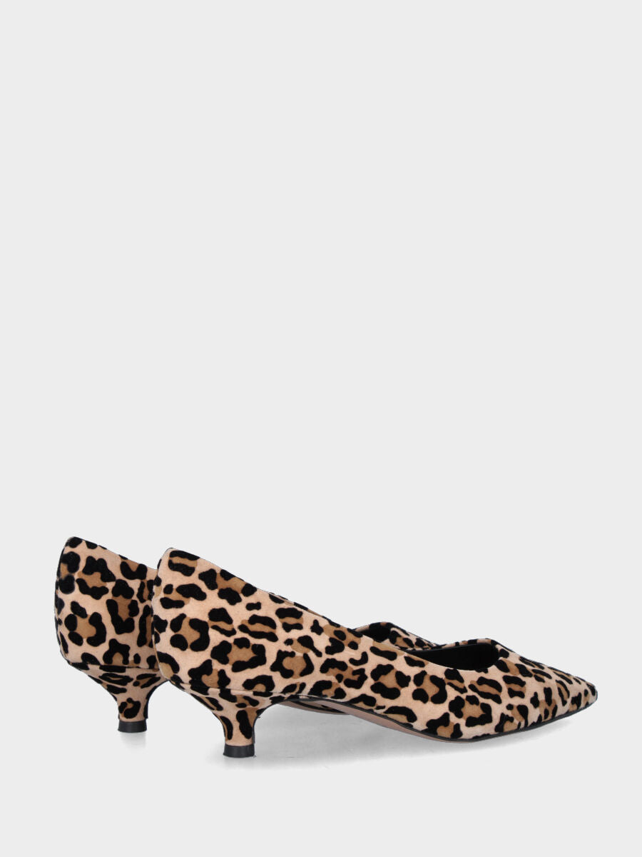 Décolleté in camoscio leopardato con tomaia cucita e rivoltata