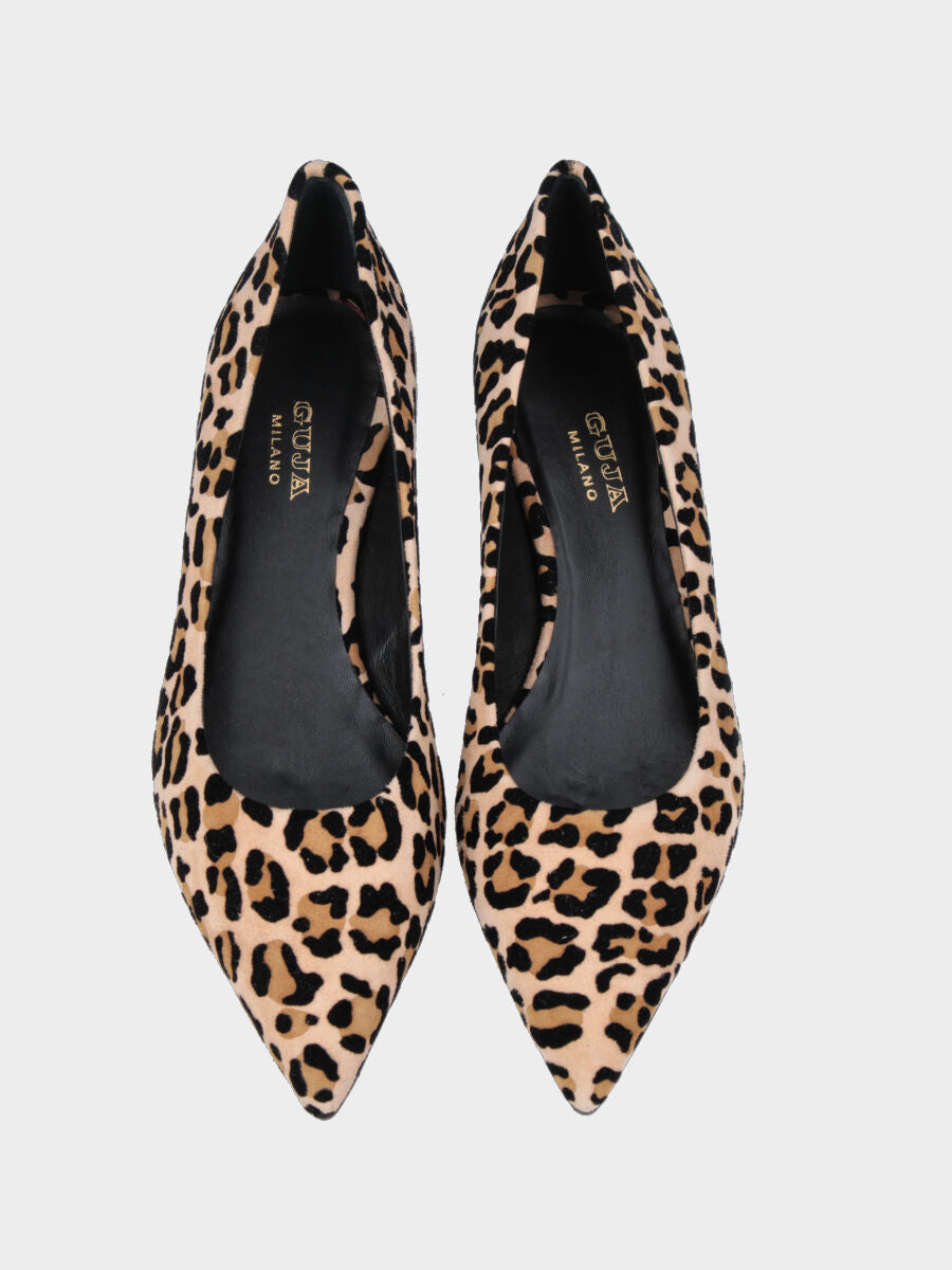 Décolleté in camoscio leopardato con tomaia cucita e rivoltata