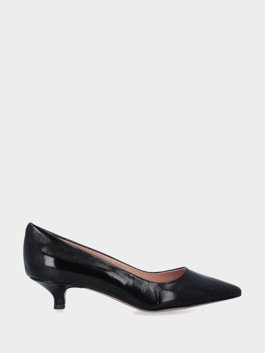Pumps aus glänzender Samt in Schwarz mit genähter und umgeschlagener Oberseite