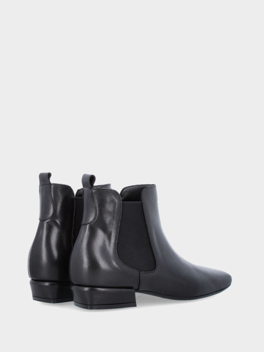 Beatles in vitello nero con tacco fasciato in pelle