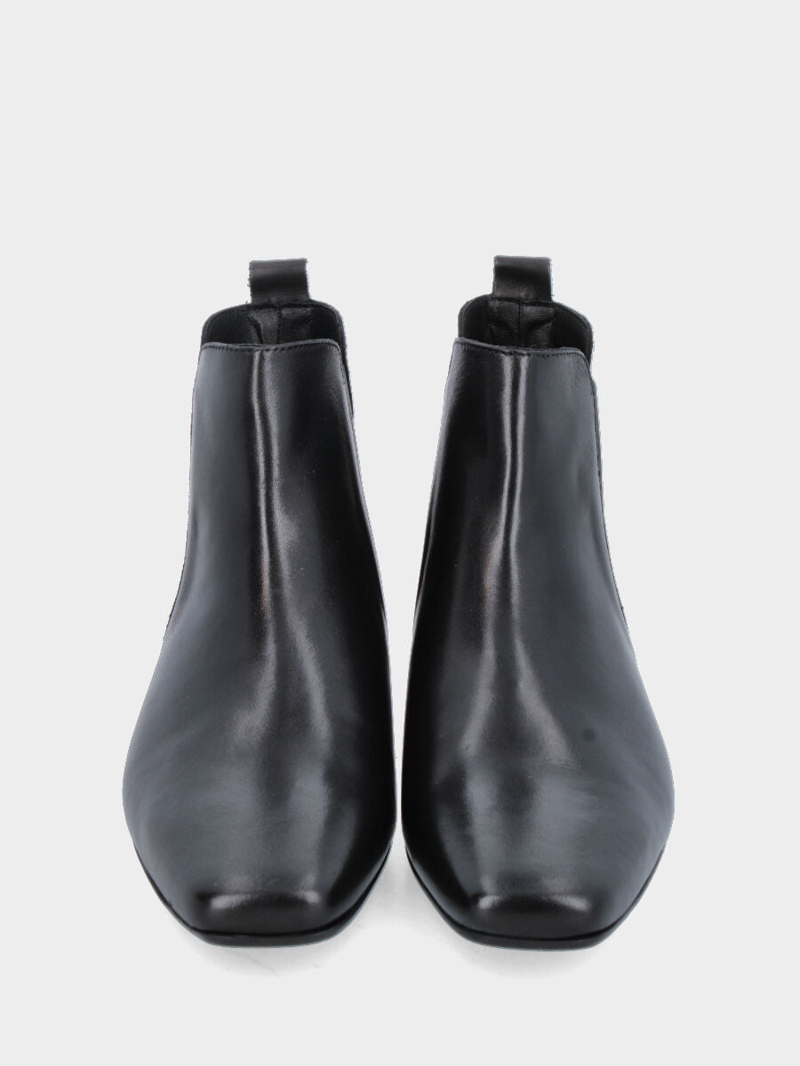 Beatles in vitello nero con tacco fasciato in pelle