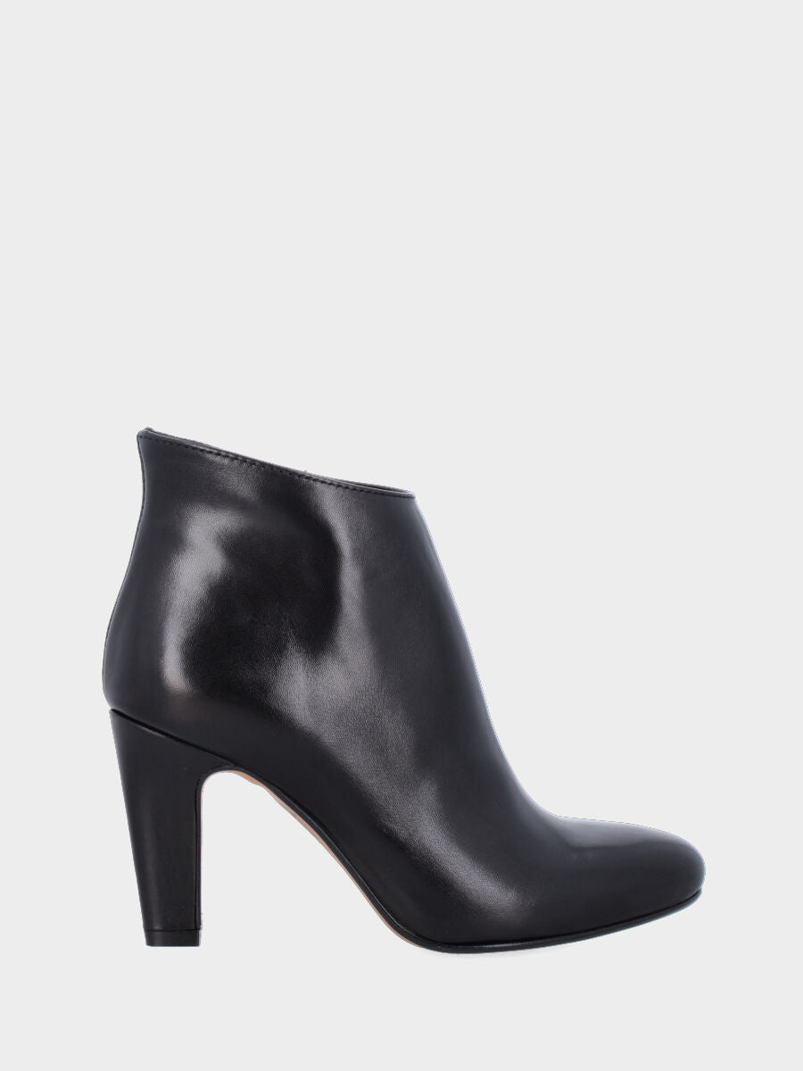 Tronchetto in vitello nero con tacco a coda