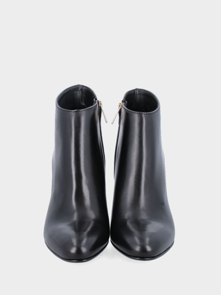 Tronchetto in vitello nero con tacco a coda