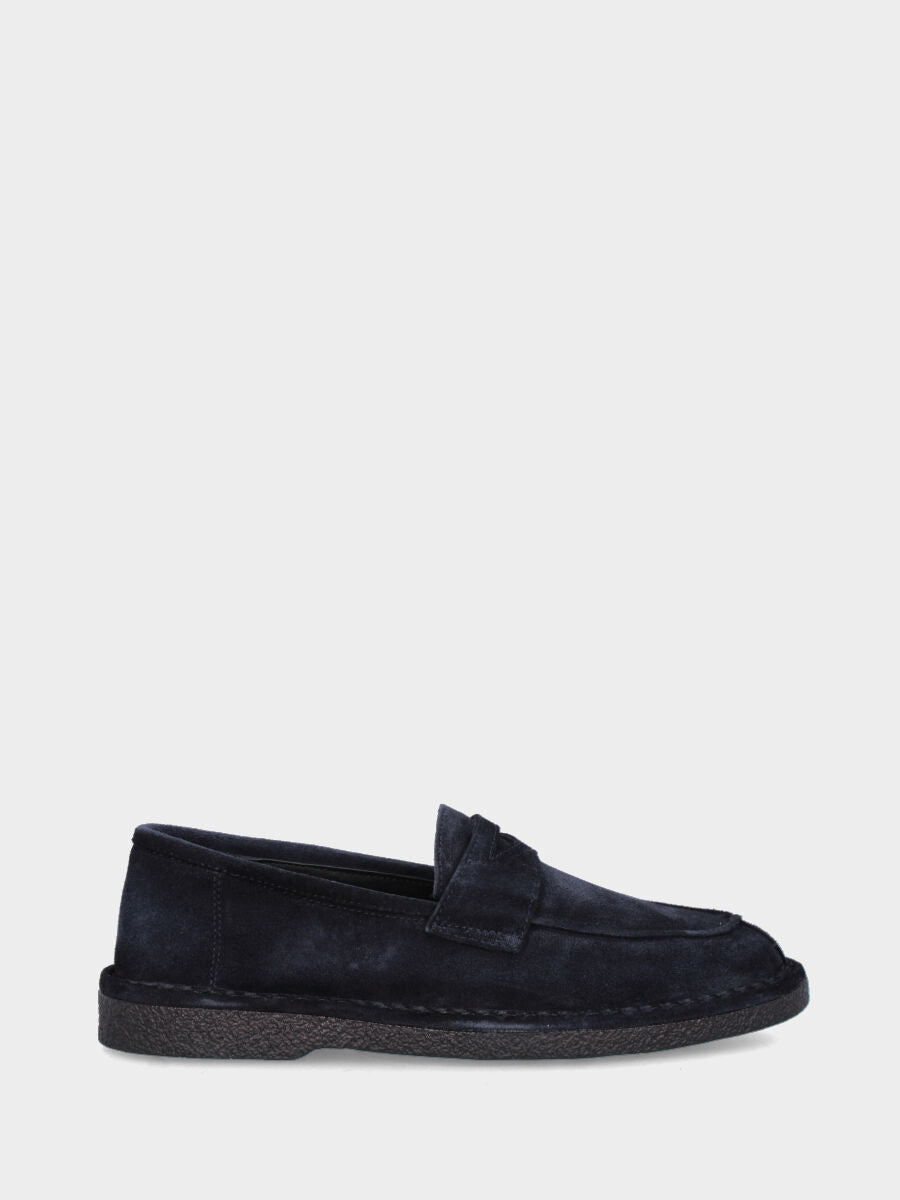 Mocassin en velours bleu avec couture norvégienne et semelle en gomme crêpe