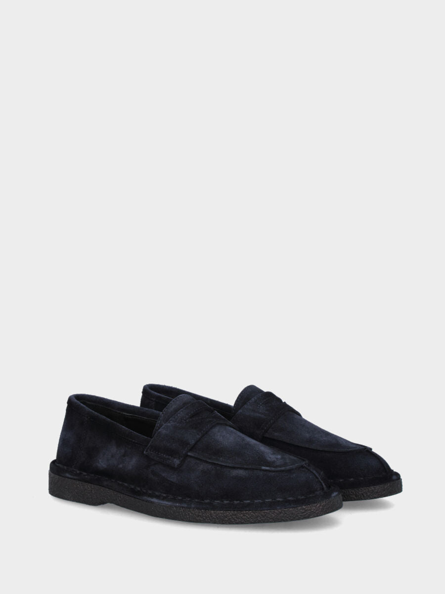Mocassin en velours bleu avec couture norvégienne et semelle en gomme crêpe