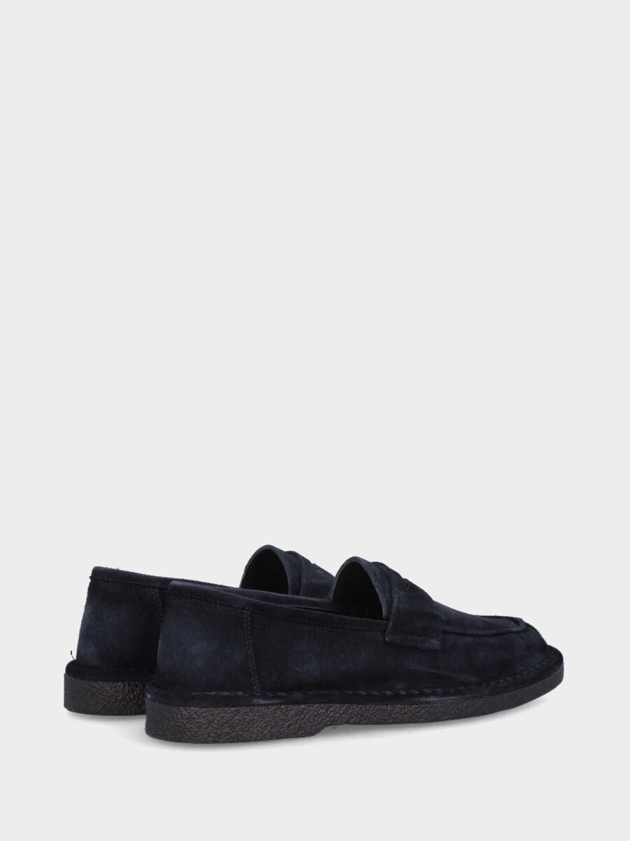Mocassin en velours bleu avec couture norvégienne et semelle en gomme crêpe