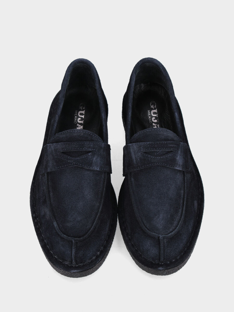 Mocassin en velours bleu avec couture norvégienne et semelle en gomme crêpe