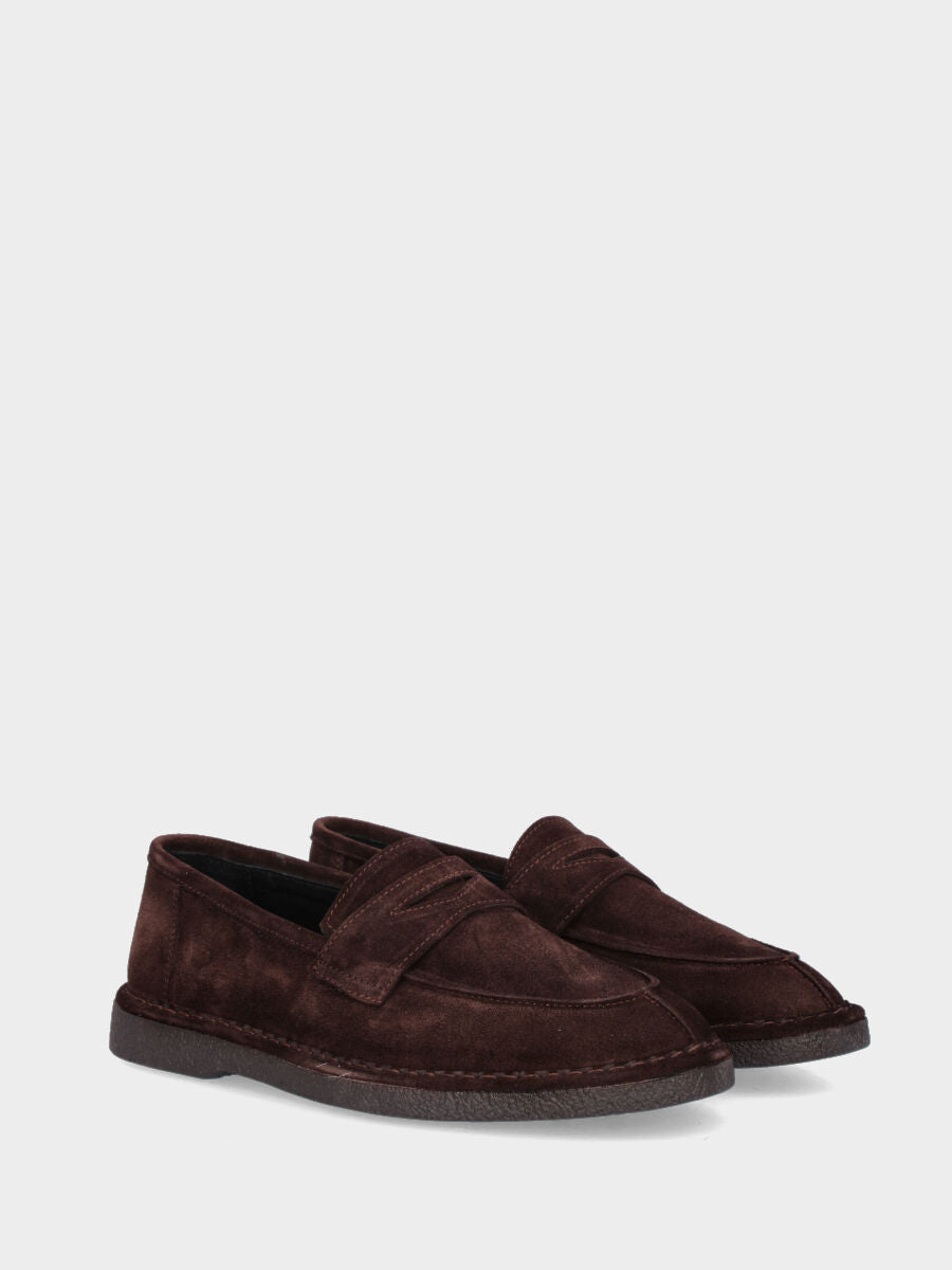 Mocassin en velours marron foncé avec couture norvégienne et semelle en caoutchouc crêpe
