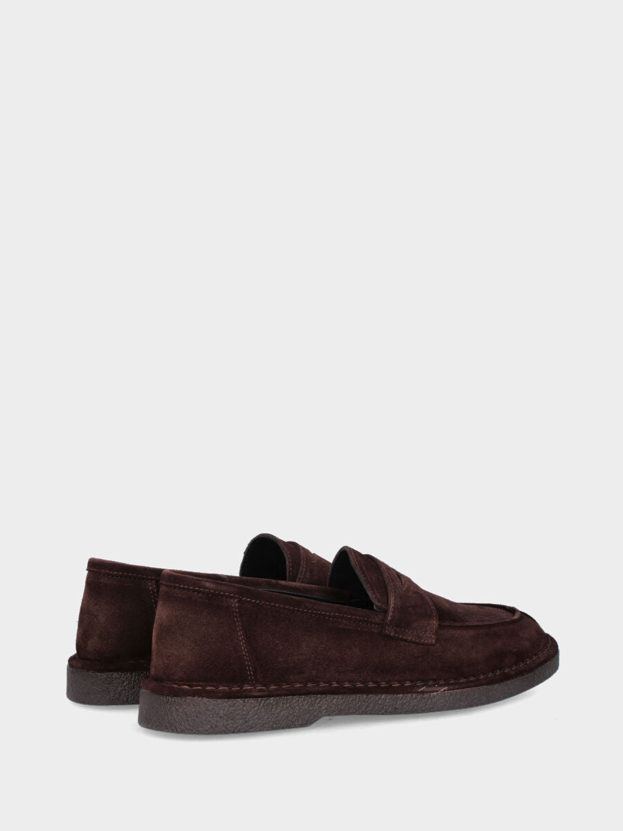 Mocassin en velours marron foncé avec couture norvégienne et semelle en caoutchouc crêpe