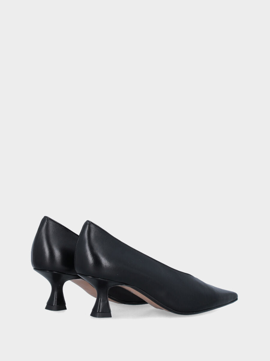 Décolleté in vitello nero con scollo montante e tacco a coda