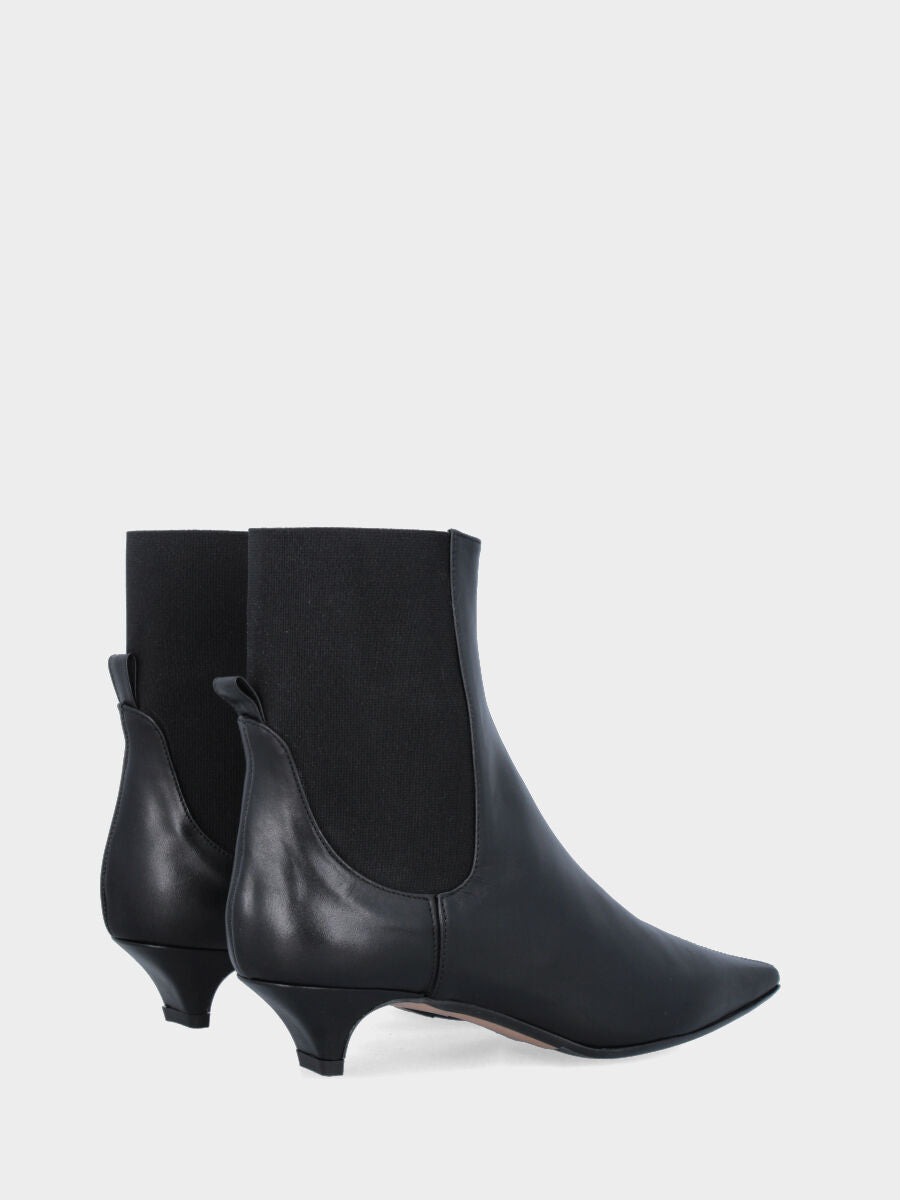Stivaletto in verlux nero con elastico nel gambaletto e tacco conico