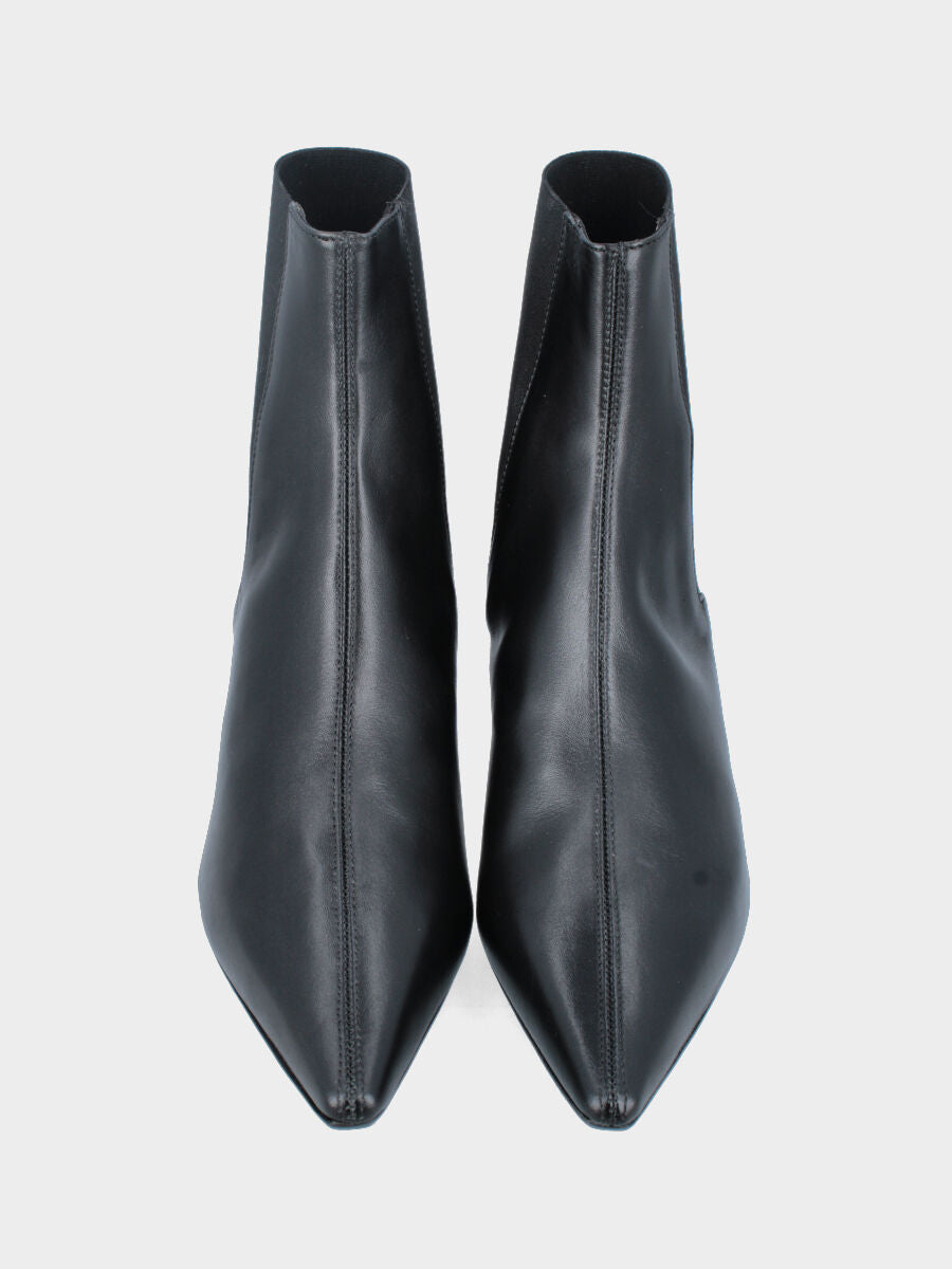 Stivaletto in verlux nero con elastico nel gambaletto e tacco conico