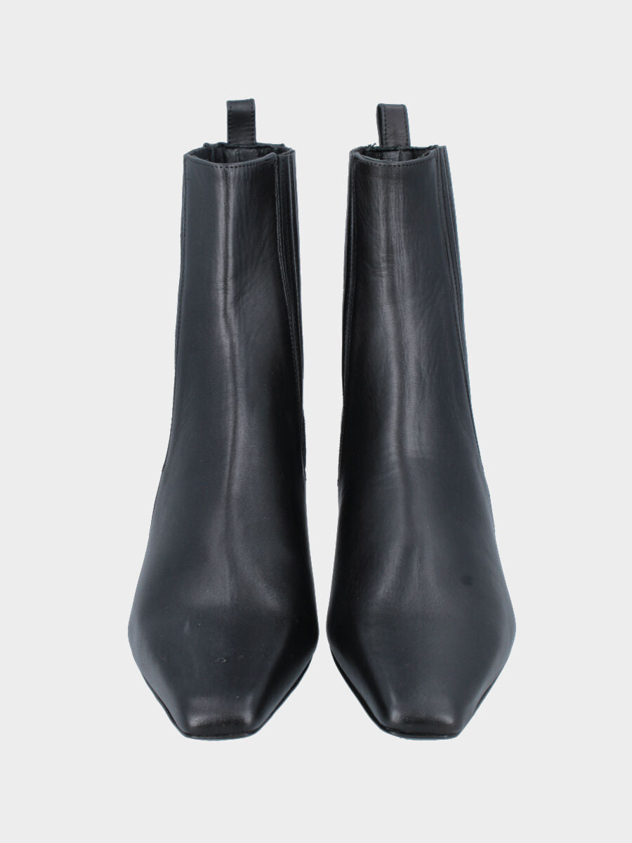 Stivaletto in vitello nero con elastici a barrette e guardolo