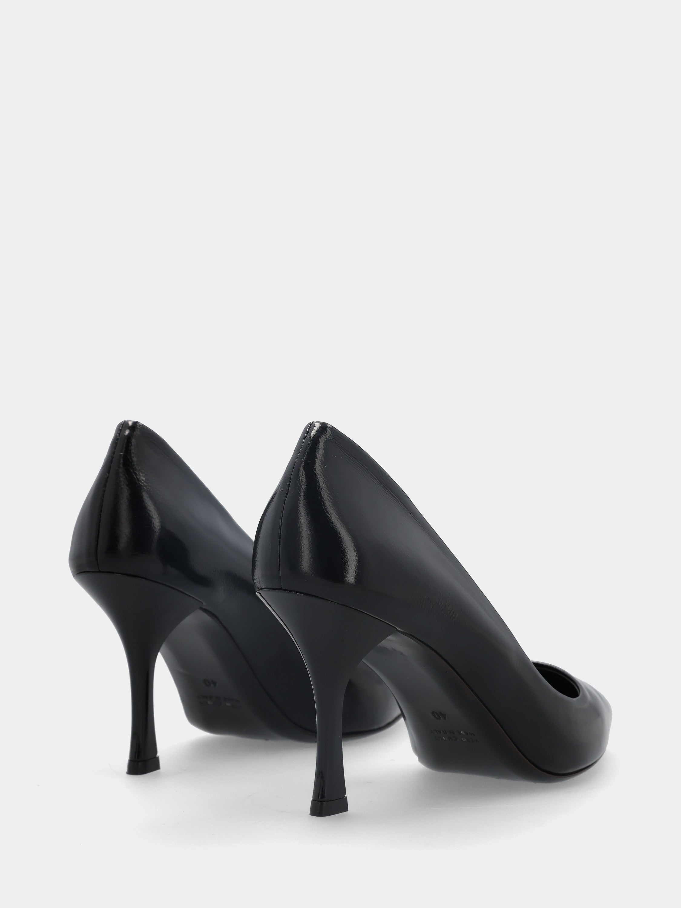 Pumps aus glänzender Samt in Schwarz mit Kelchabsatz