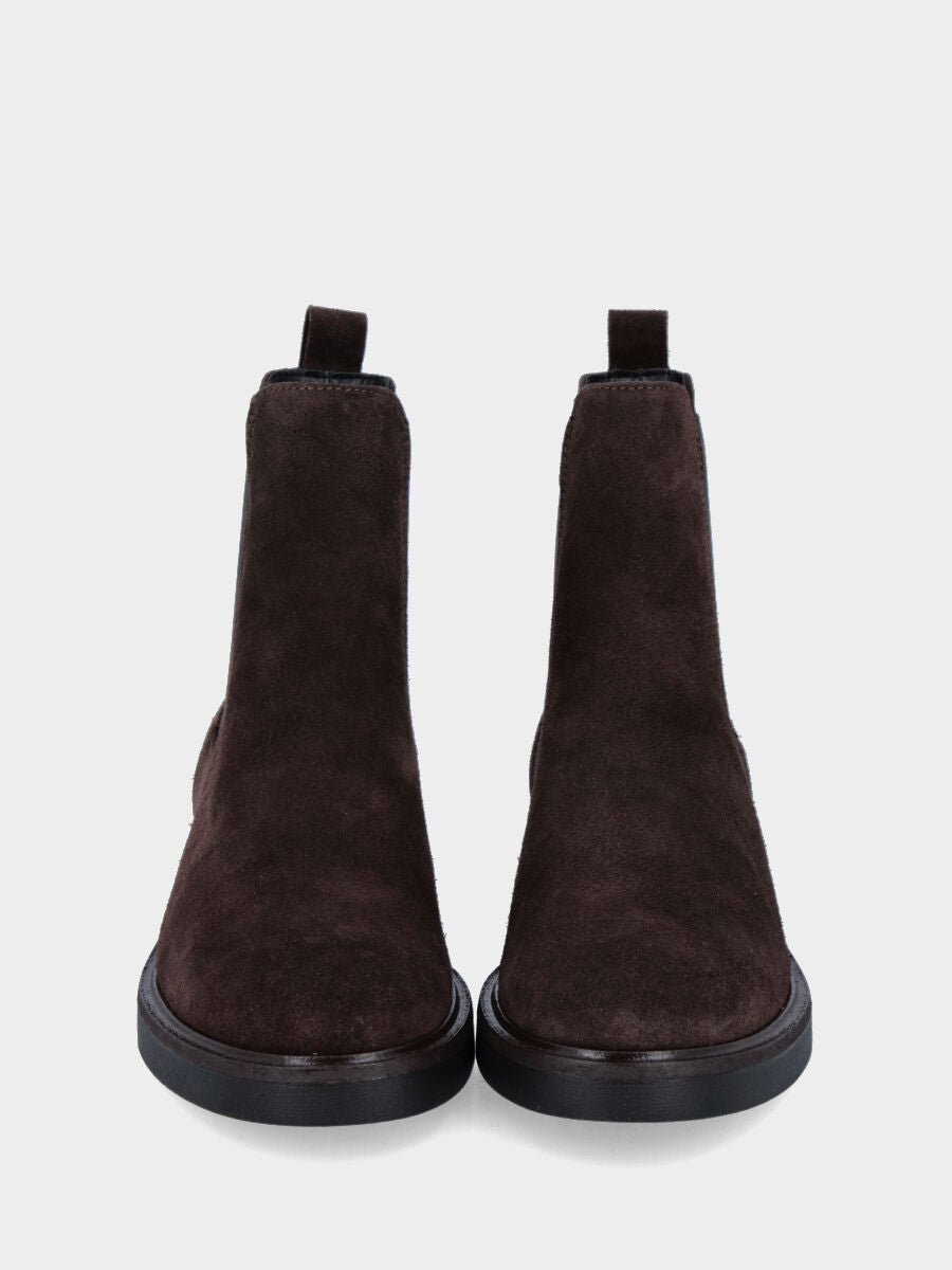 Beatles in dark brown suede with low heel and rubber sole