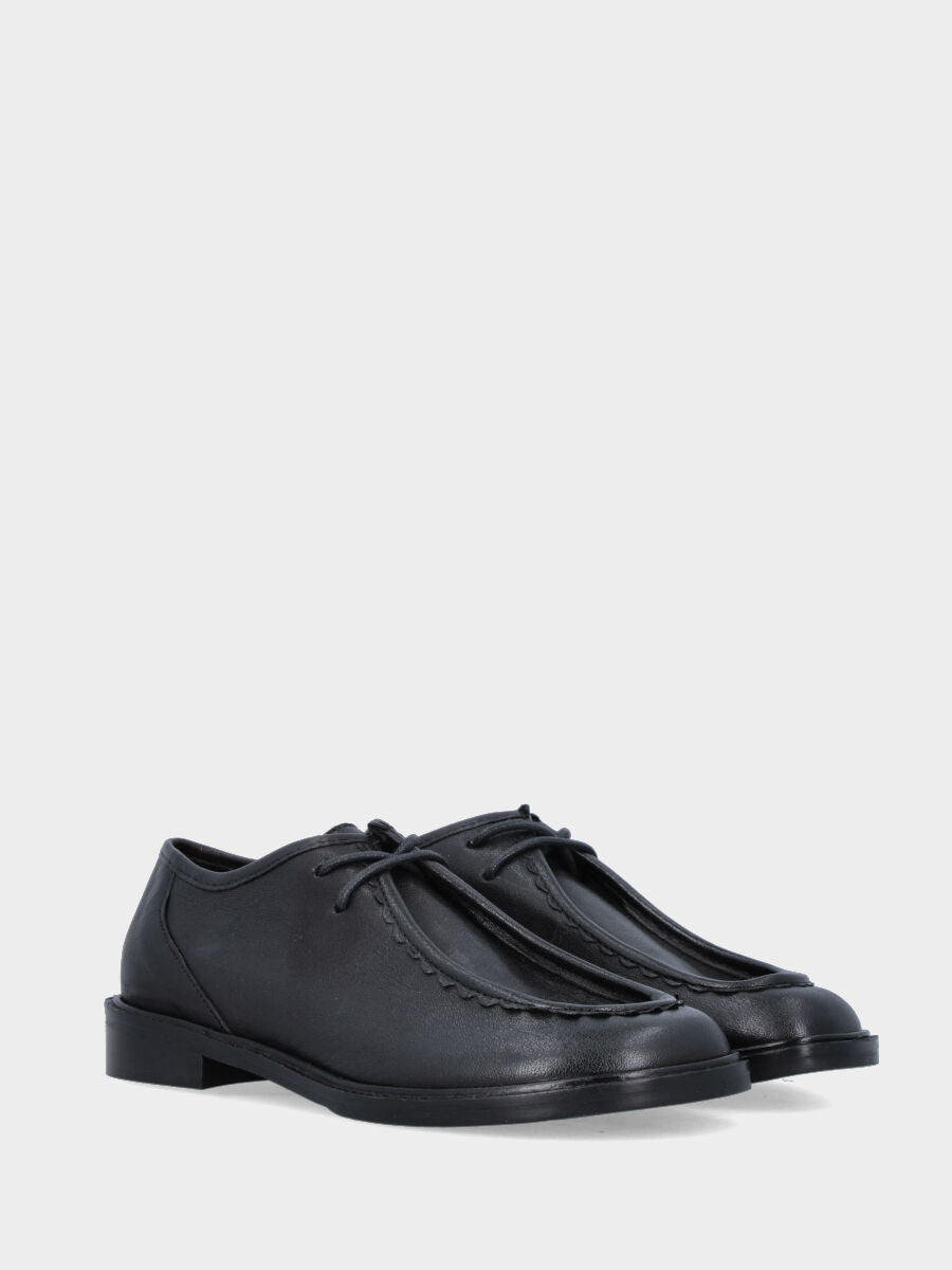 Stringata in vitello nero modello paraboot con vaschetta smerlata