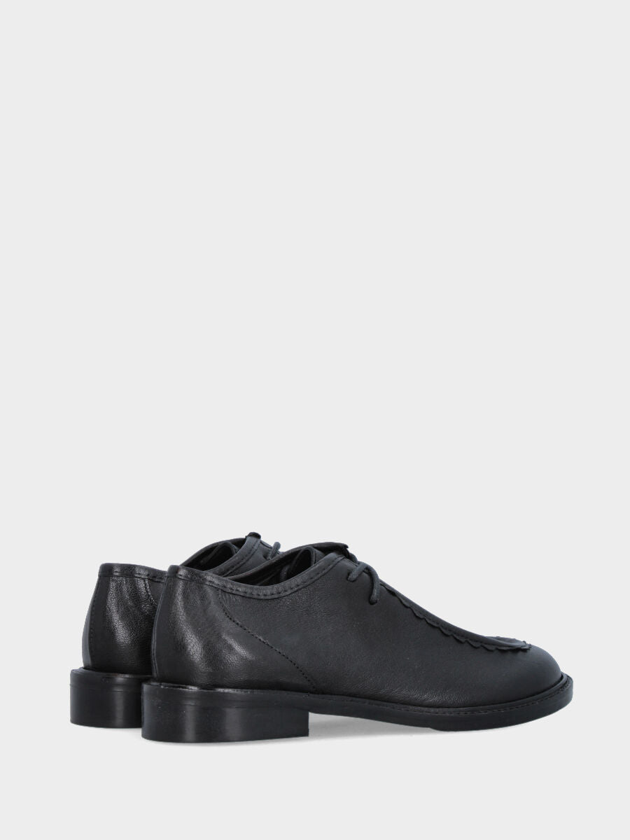 Stringata in vitello nero modello paraboot con vaschetta smerlata