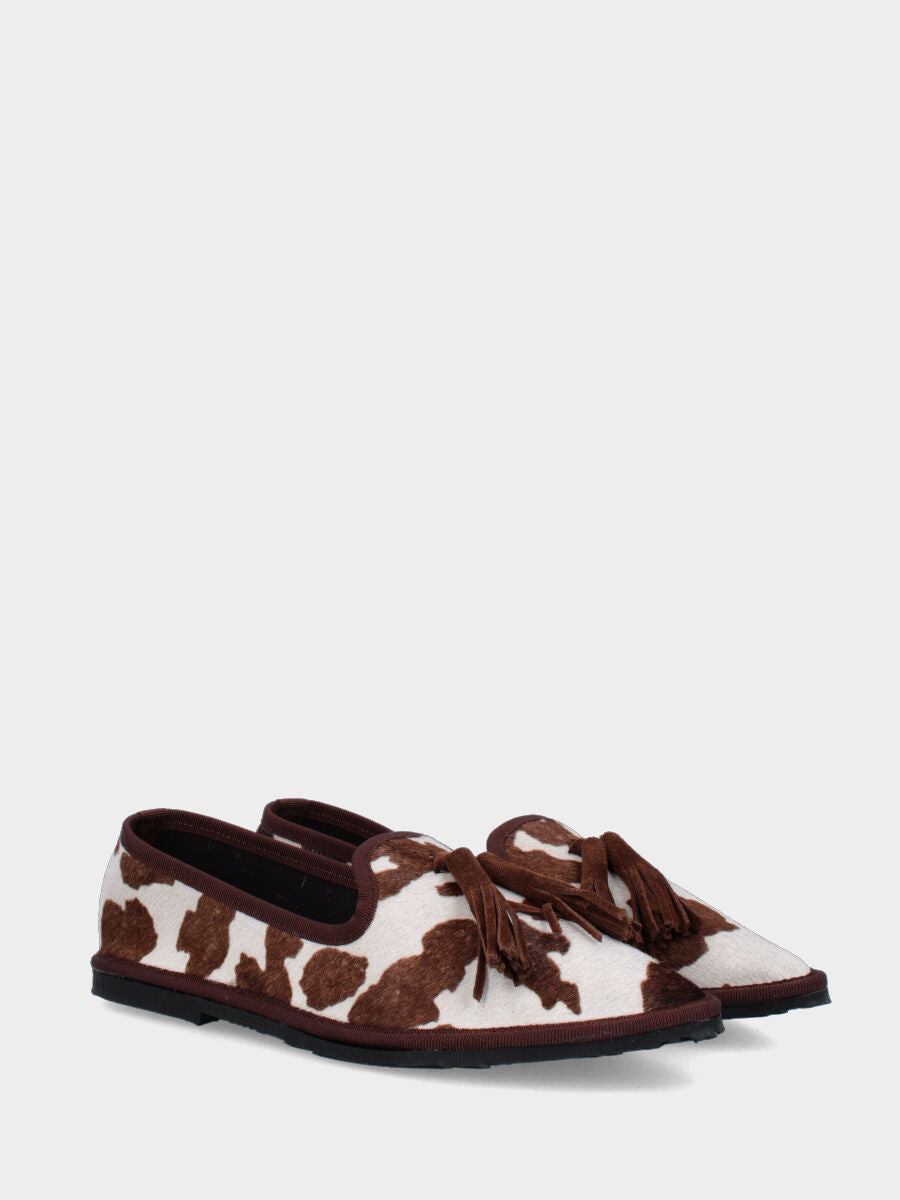 Pantofolina in cavallino muccato con nappine su forma friulana