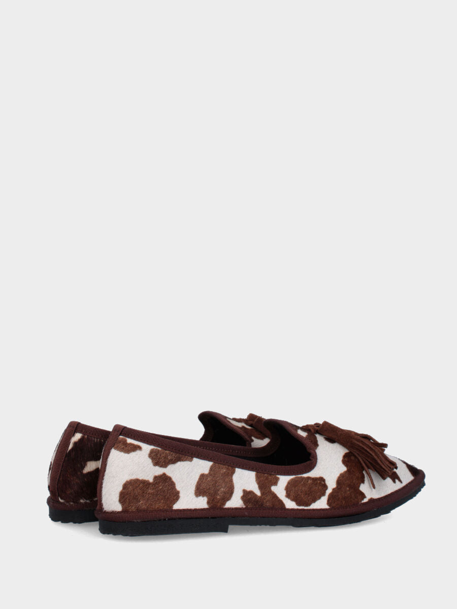 Pantofolina in cavallino muccato con nappine su forma friulana