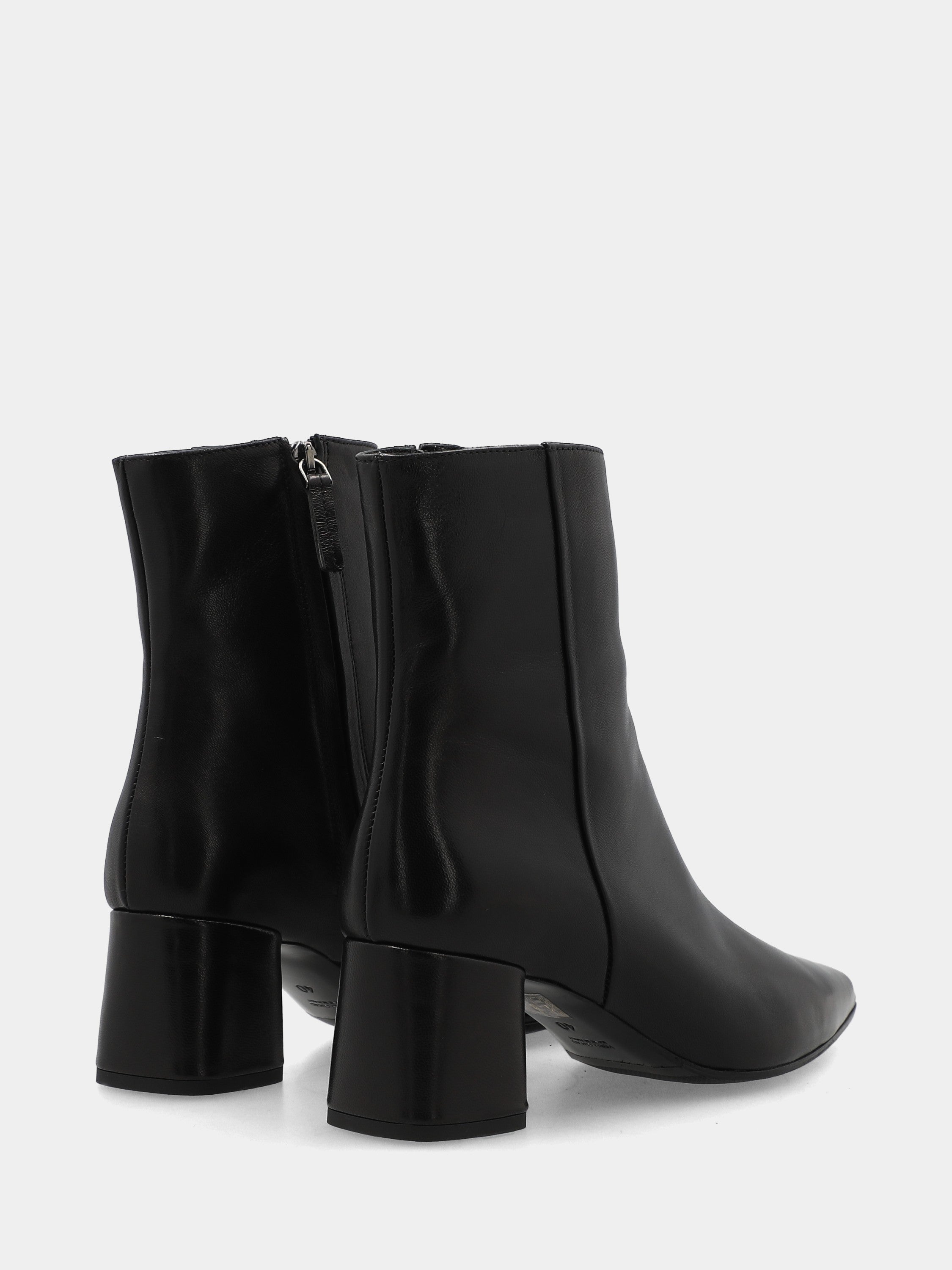 Sandalo monoblocco in vitello rosso con fascia ripiegata