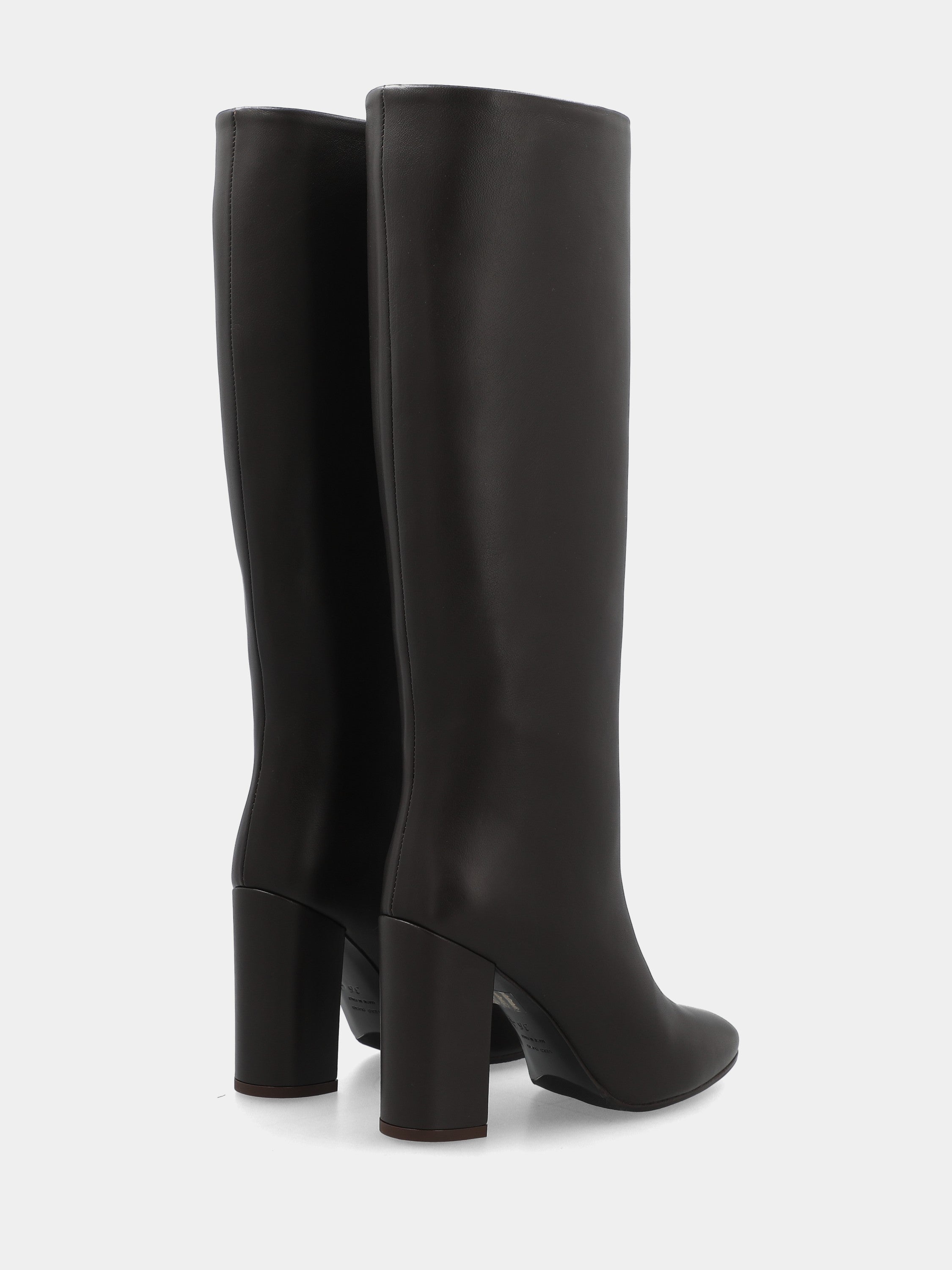 Sandalo monoblocco in vitello rosso con fascia ripiegata