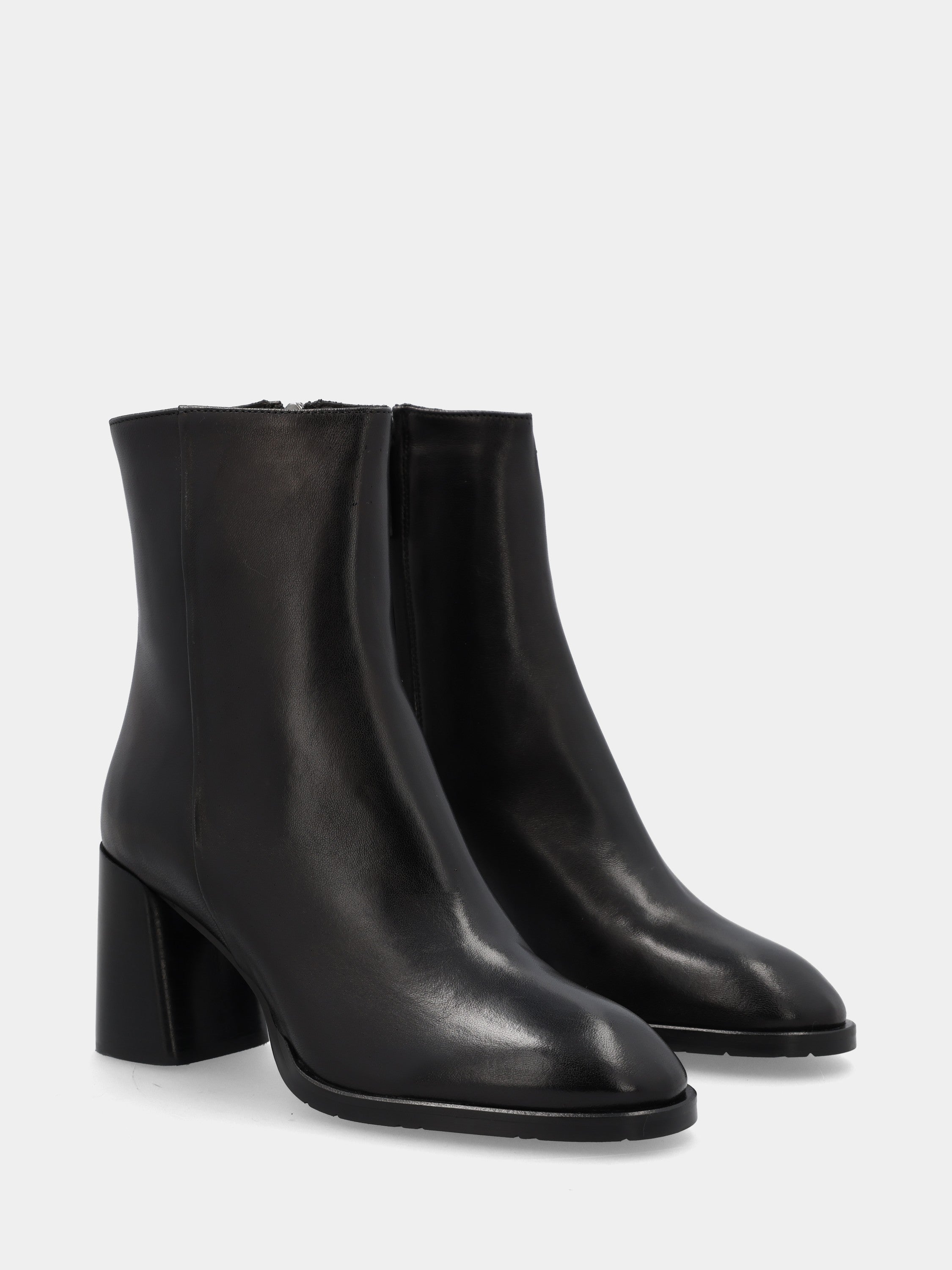 Sandalo monoblocco in vitello rosso con fascia ripiegata