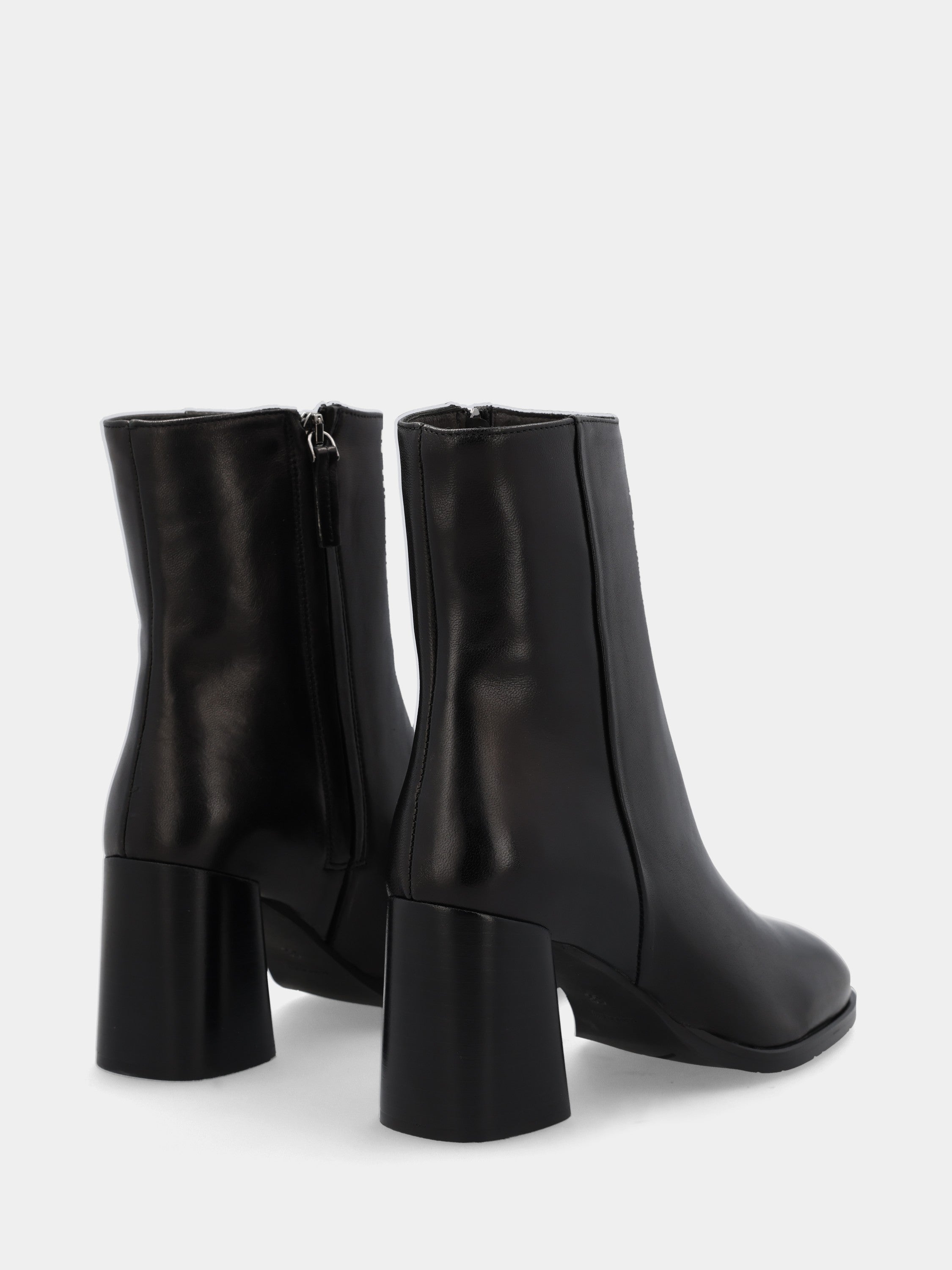 Sandalo monoblocco in vitello rosso con fascia ripiegata