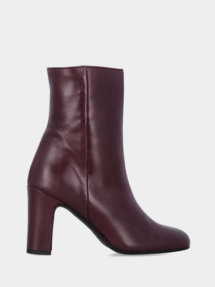 Stivaletto in nappa bordeaux con tacco largo e cerniera laterale