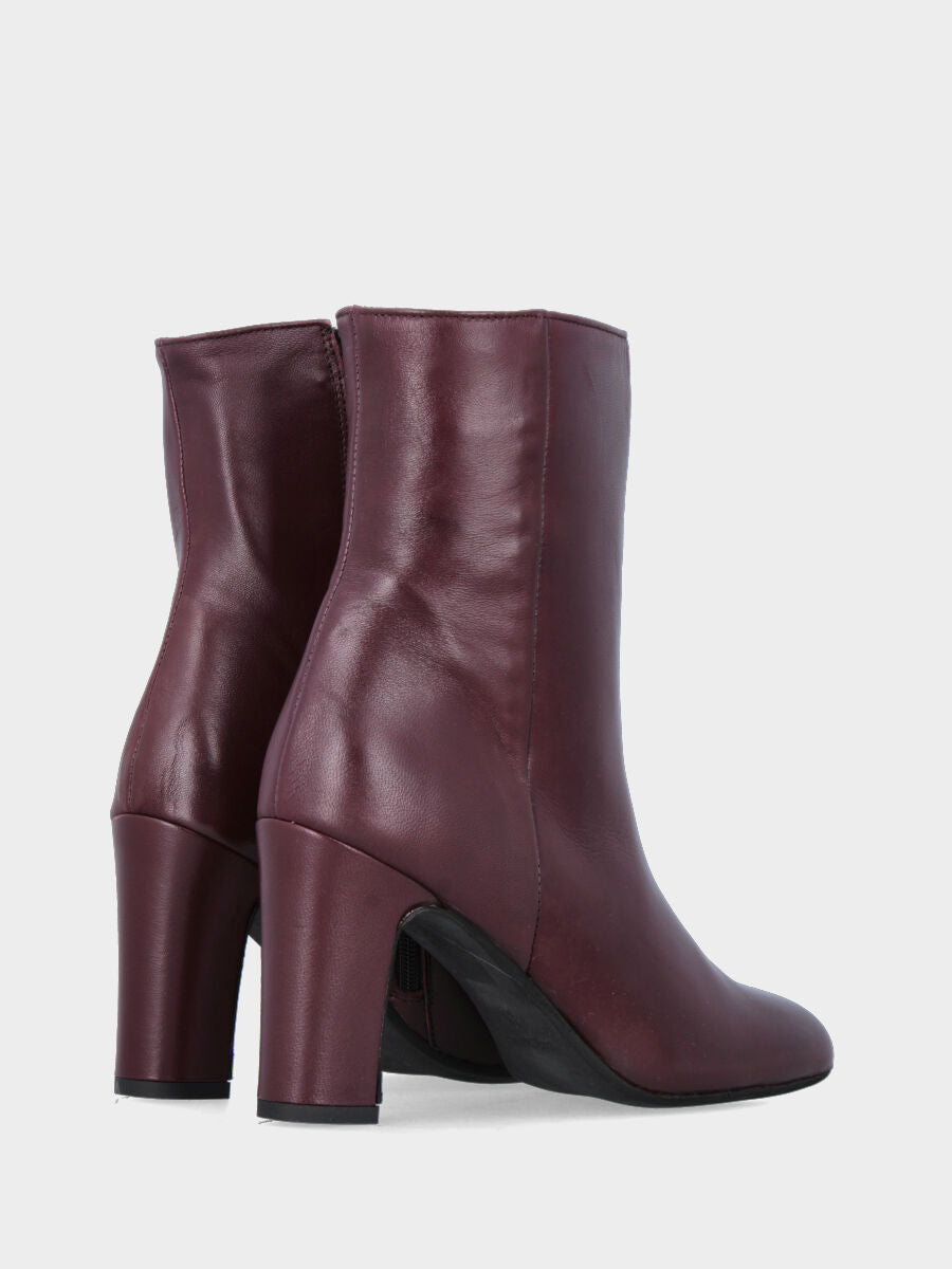 Stivaletto in nappa bordeaux con tacco largo e cerniera laterale