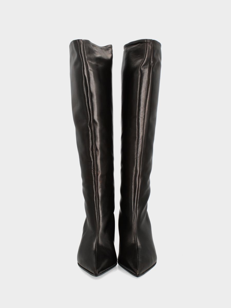 Stivale in vitello nero con cucitura frontale e tacco a coda