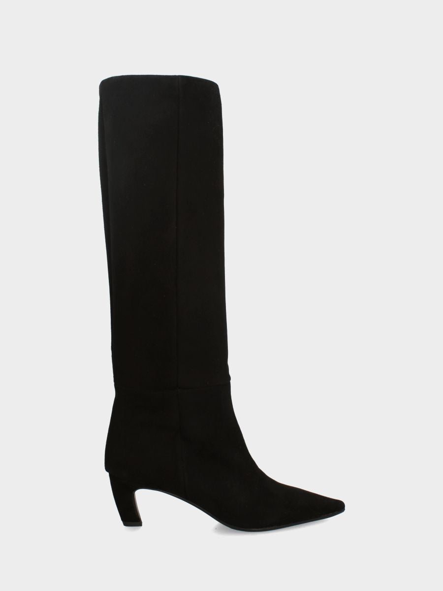 Stivale in camoscio nero con gambale a tubo cascante e tacco ricurvo