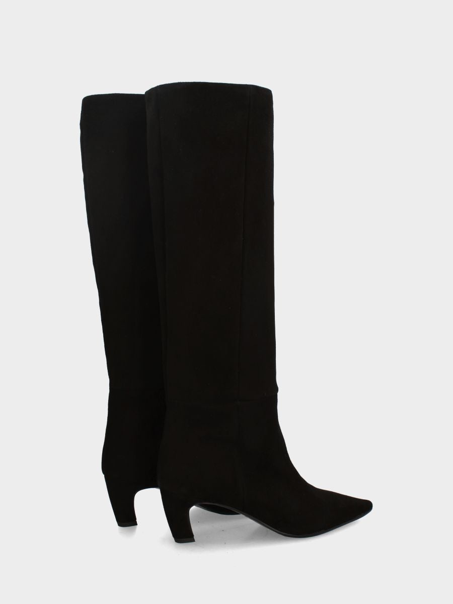 Stivale in camoscio nero con gambale a tubo cascante e tacco ricurvo