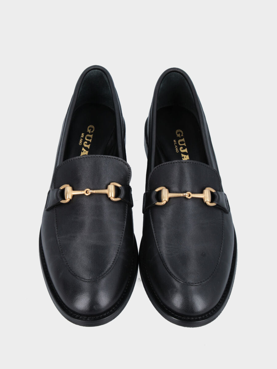 Mocassino in vitello nero con morsetto metallico e vaschetta cucita