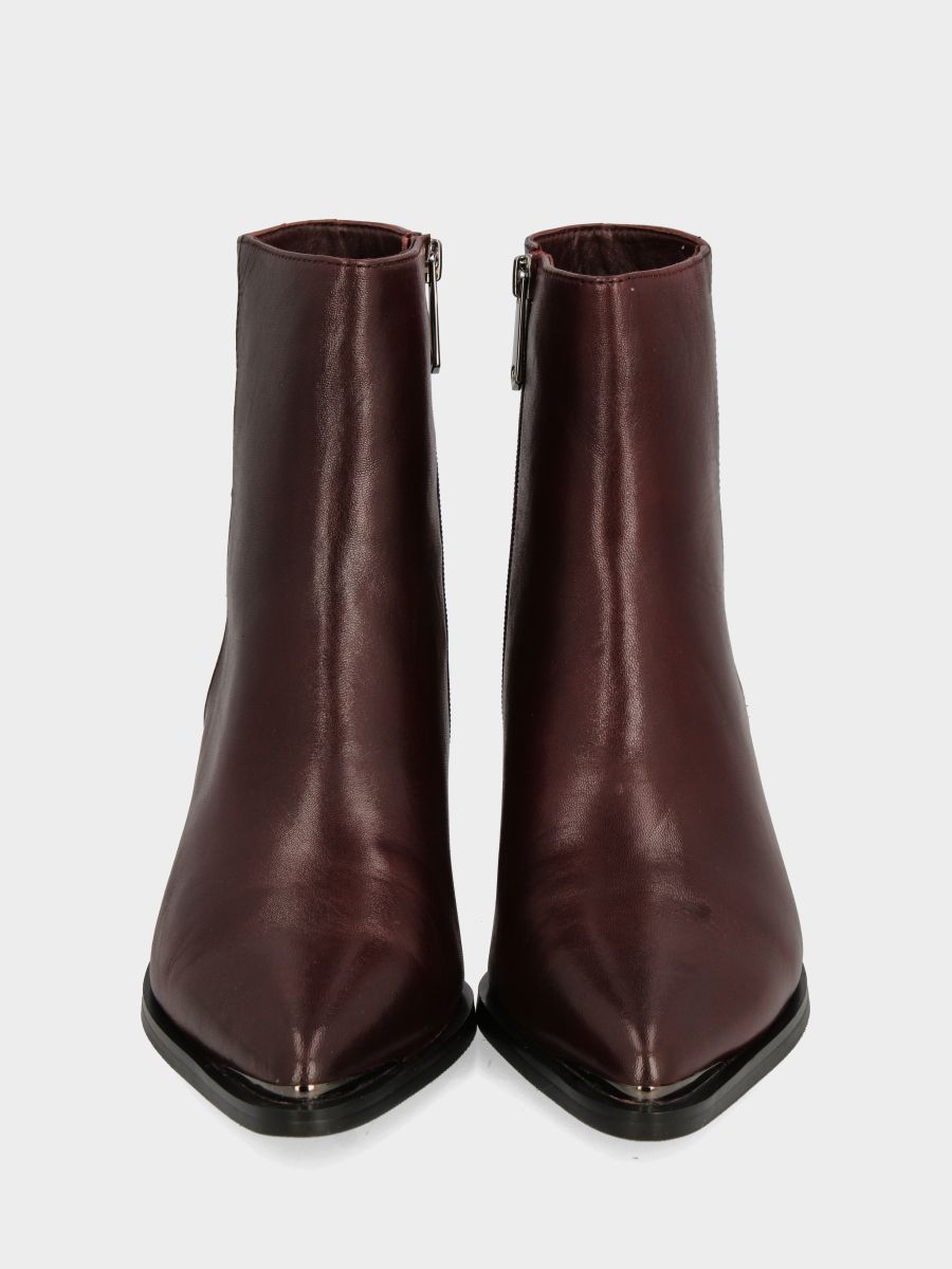 Stivaletto in vitello bordeaux con puntalino metallico e tacco su monoblocco