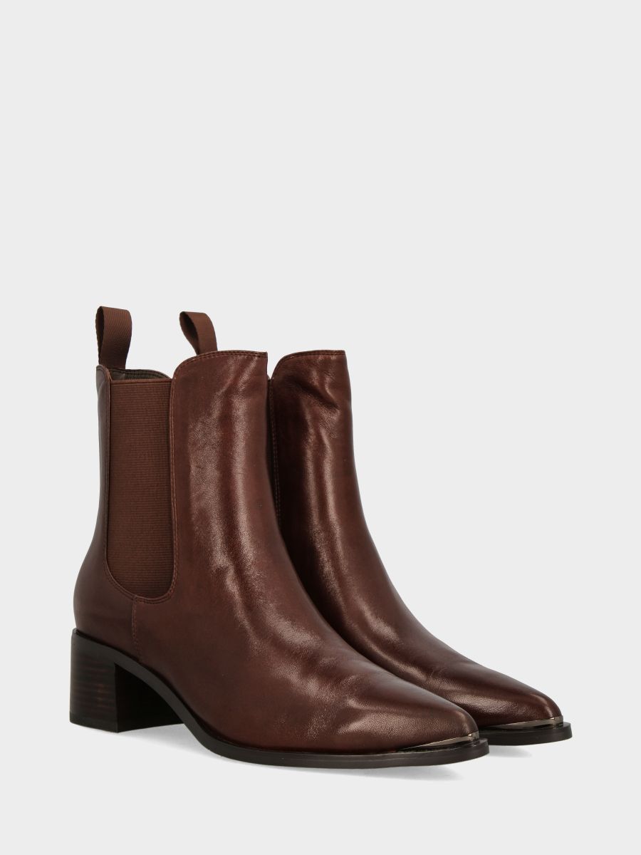 Beatles in vitello testa di moro con puntalino metallico e tacco monoblocco